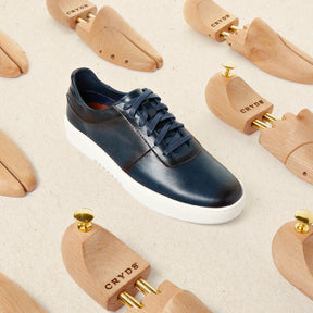 Sneaker Simone Blu en cuero liso con textura.